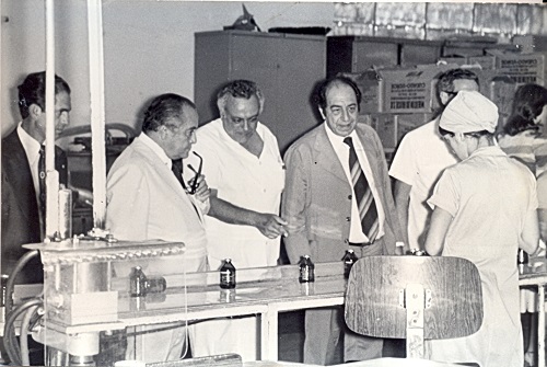 Paulo Freire juntamente com representantes da SES-MG e com o superintendente da Funed, Luiz Porto Salman, em uma visita às instalações da produção farmacêutica no final da década de 1970. / Imagens: Acervo Funed